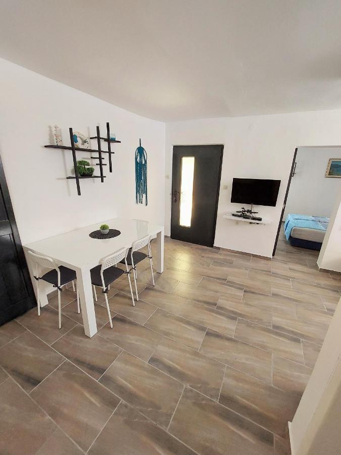 Apartments Maltasic Vir Luaran gambar