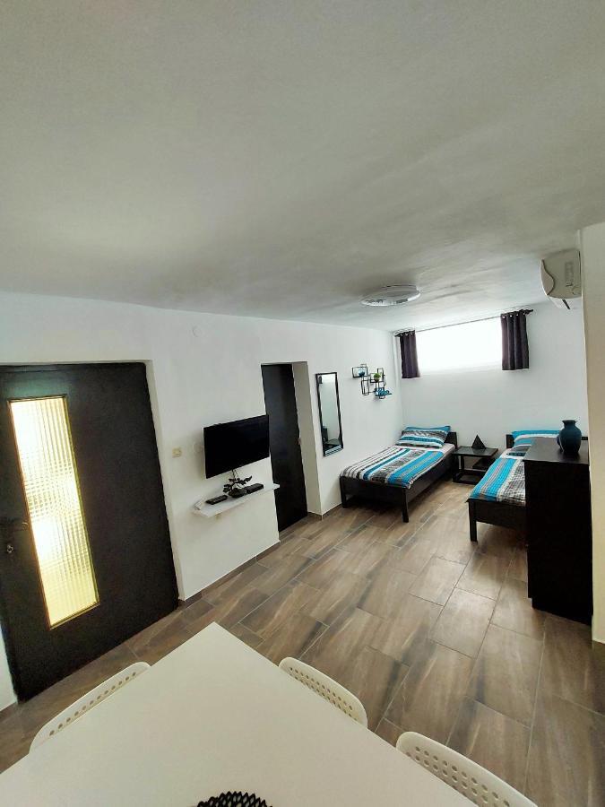 Apartments Maltasic Vir Luaran gambar