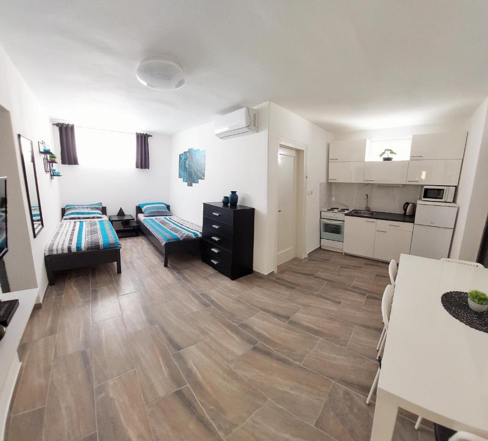 Apartments Maltasic Vir Luaran gambar