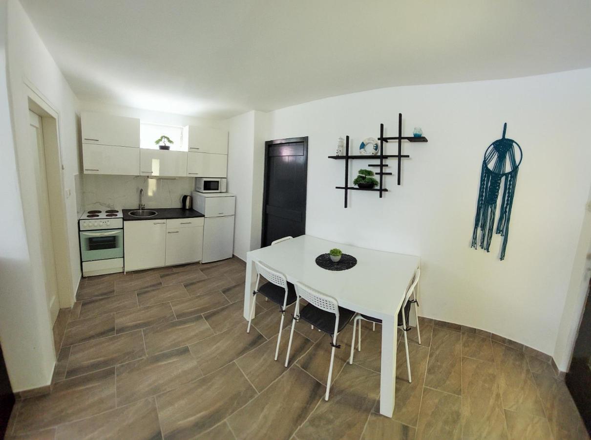Apartments Maltasic Vir Luaran gambar