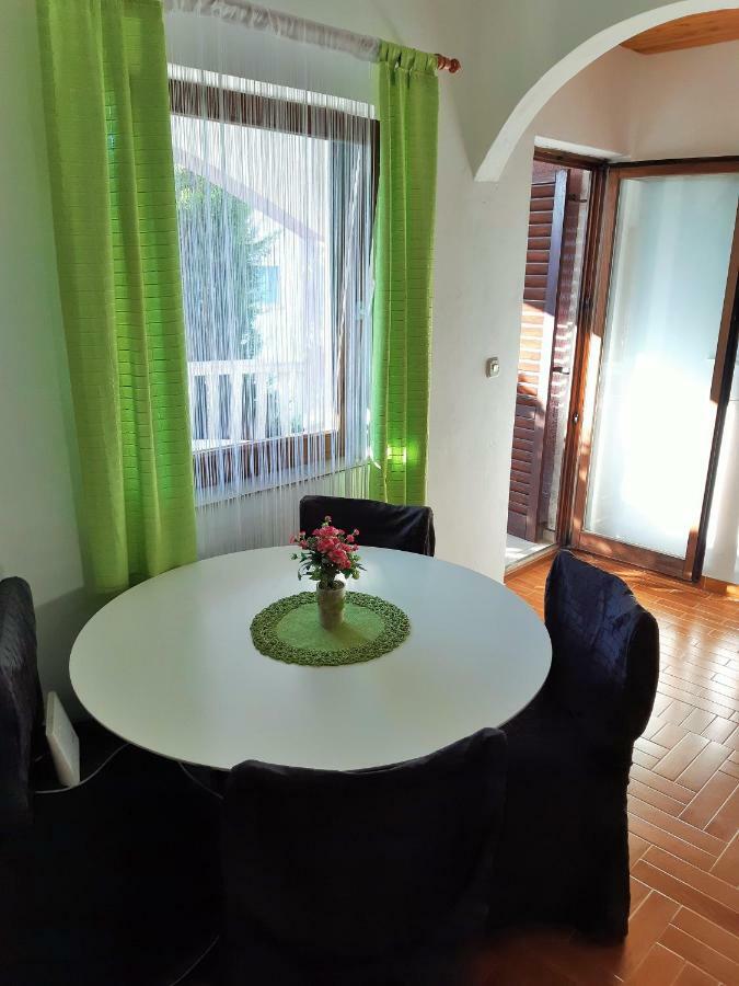 Apartments Maltasic Vir Luaran gambar