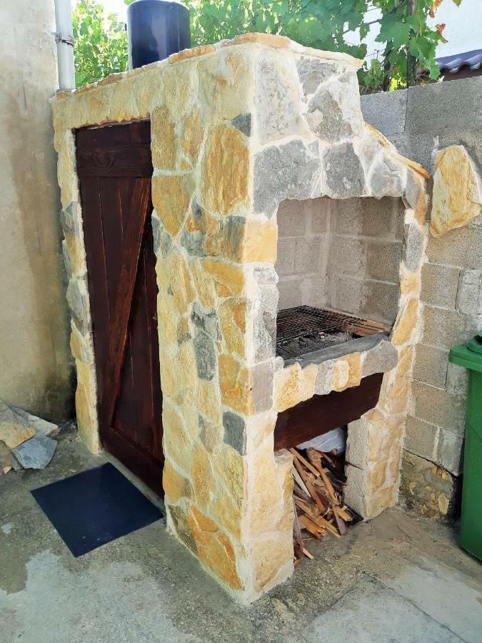 Apartments Maltasic Vir Luaran gambar